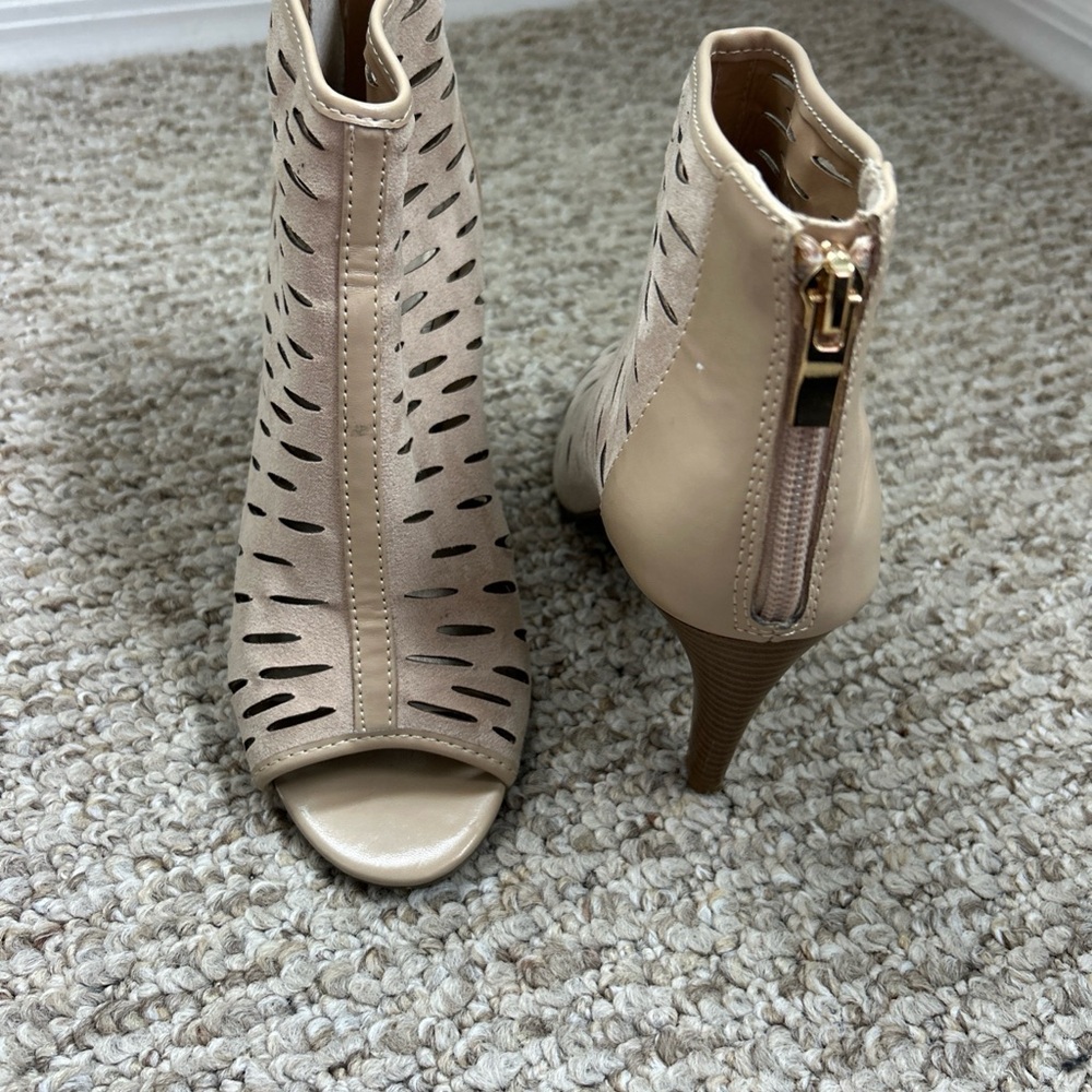 A.N.A Womens Cornelius Beige Peep Toe Back Zip Ankle Booties SZ 7M